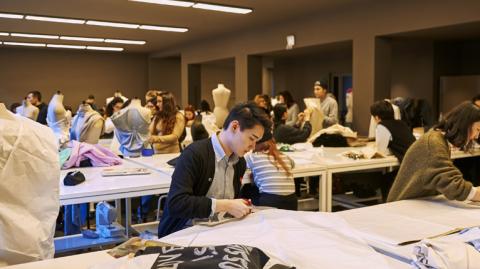Почему стоит учиться на дизайнера одежды во Франции?