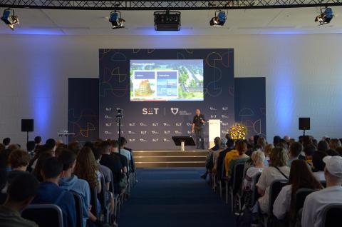 Стоимость обучения – 10 000 евро/семестр, программы Foundation – 6 000 евро/семестр.  Международная образовательная компания Grant Study является официальным представителем Constructor University и обладает правом прямого зачисления абитуриентов на обучение в данный ВУЗ независимо от учебного сезона.